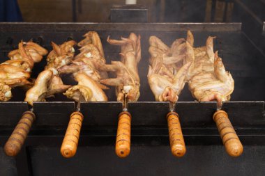 Kömürün üstünde bir Barbekü üzerinde ızgara tavuk kanatları