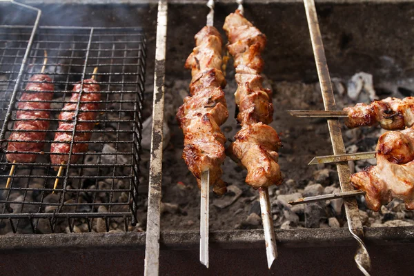 Carne grelhada sobre as brasas num churrasco, kebab — Fotografia de Stock