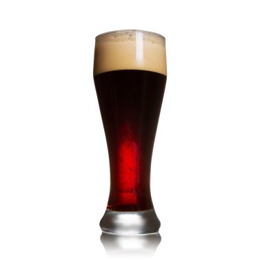 Bira beyaz arkaplanda izole edildi