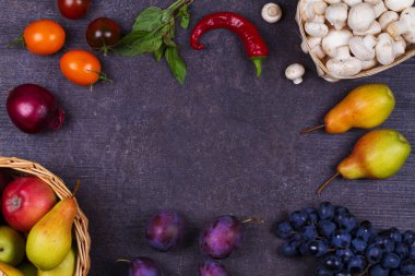 Meyve ve sebze koyu ahşap arka plan üzerinde