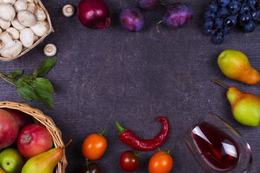 Meyve ve sebze koyu ahşap arka plan üzerinde