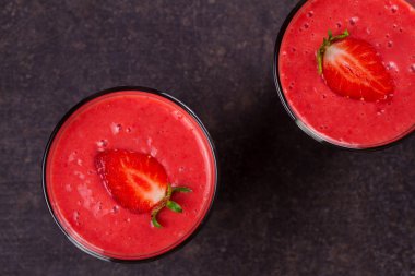 Berry smoothie çilek ile süslenmiş