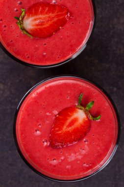 Berry smoothie çilek ile süslenmiş