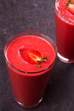 Berry smoothie çilek ile süslenmiş