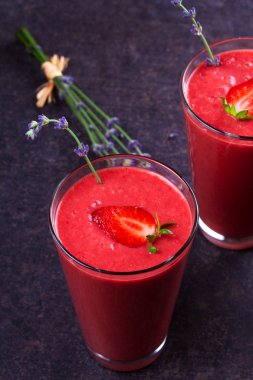 Berry smoothie çilek ile süslenmiş