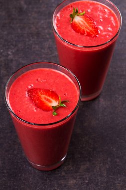 Berry smoothie çilek ile süslenmiş