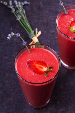 Berry smoothie çilek ile süslenmiş