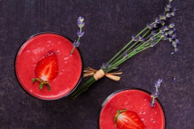Berry smoothie çilek ile süslenmiş