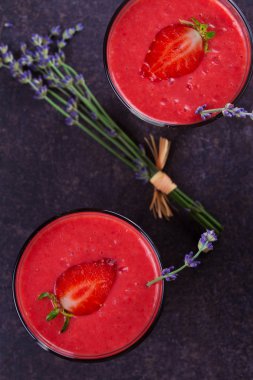 Berry smoothie çilek ile süslenmiş