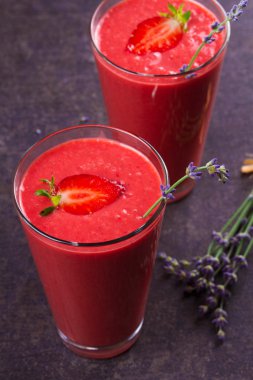 Berry smoothie çilek ile süslenmiş