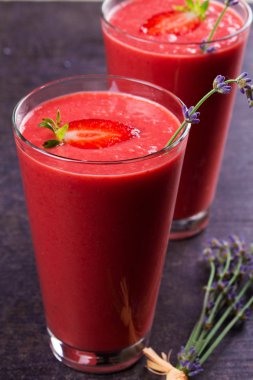 Berry smoothie çilek ile süslenmiş