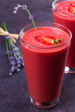 Berry smoothie çilek ile süslenmiş