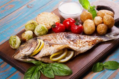Broiled dorado balık ile