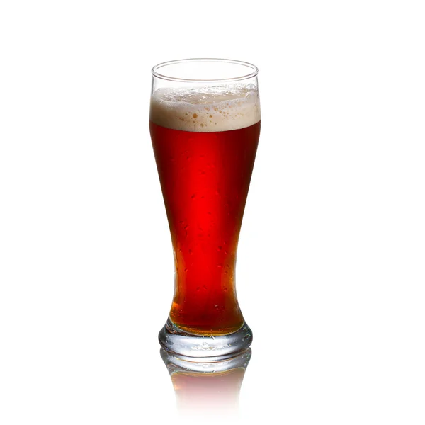 Birra isolata su sfondo bianco — Foto Stock