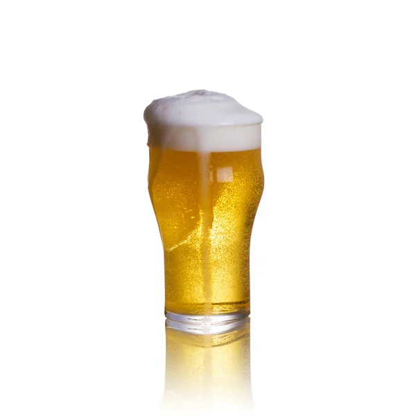 Cerveza aislada sobre fondo blanco — Foto de Stock