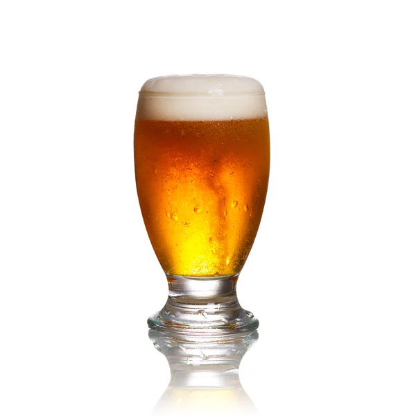 Μπύρα απομονωμένη σε λευκό φόντο — Φωτογραφία Αρχείου