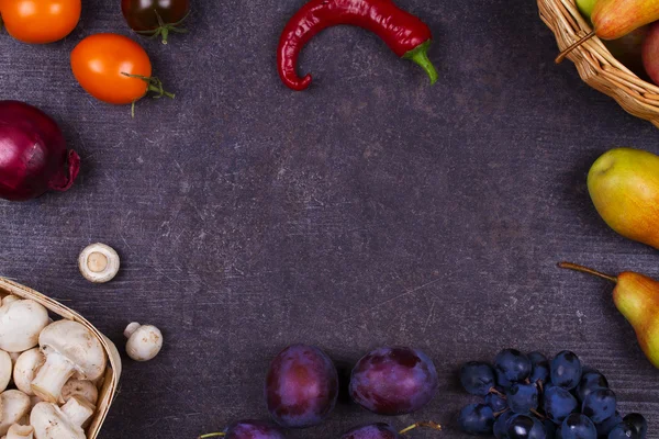 Frutta e verdura su fondo di legno scuro — Foto Stock