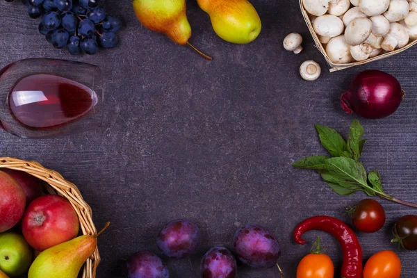 Obst und Gemüse auf dunklem Holzgrund — Stockfoto