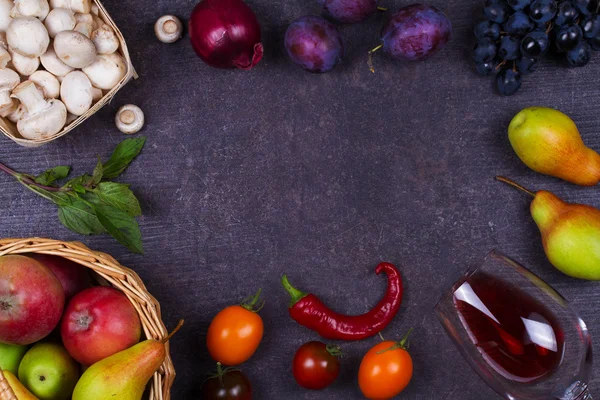 Fruit en groenten op donkere houten achtergrond — Stockfoto