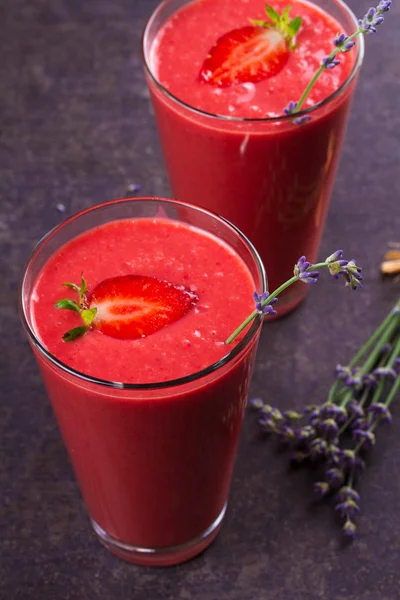 Batido de bayas adornado con fresa — Foto de Stock