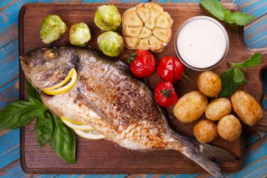 Sebze ile Broiled dorado balık