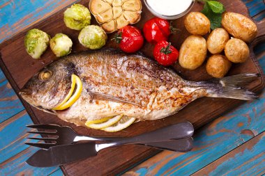Sebze ile Broiled dorado balık
