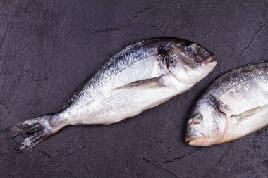 Çiğ taze dorado balık