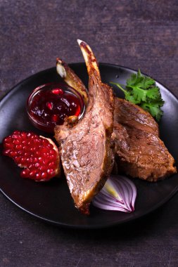 Siyah plaka nar soslu kuzu ızgara raf