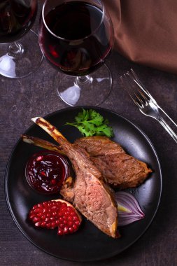 Siyah plaka nar soslu kuzu ızgara raf