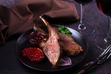 Siyah plaka nar soslu kuzu ızgara raf