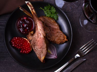 Siyah plaka nar soslu kuzu ızgara raf