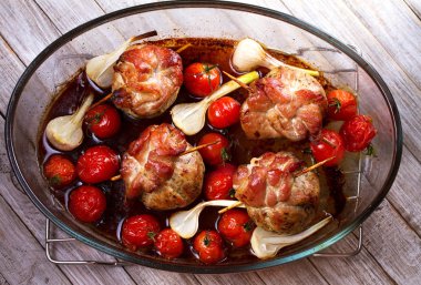 Domuz eti rulo kiraz domates ve sarımsak ile