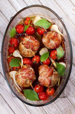 Domuz eti rulo kiraz domates ve sarımsak ile