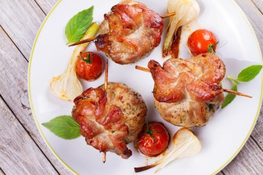 Domuz eti rulo kiraz domates ve sarımsak ile