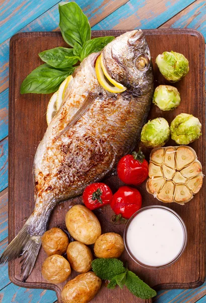 Broiled Dorado ryba z warzywami — Zdjęcie stockowe