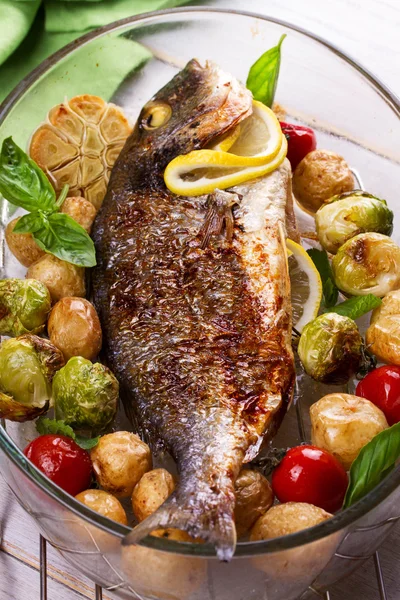 Ψητό ψάρι Ντοράντο με λαχανικά — Φωτογραφία Αρχείου
