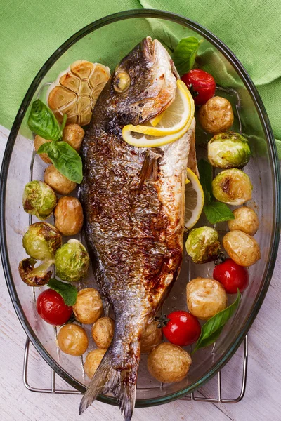 야채를 곁들인 구운 도라도 생선 — 스톡 사진