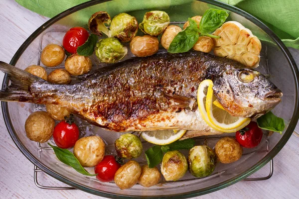Ψητό ψάρι Ντοράντο με λαχανικά — Φωτογραφία Αρχείου