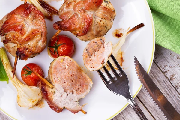Pork rolls with cherry tomatoes and garlic — Stock Photo, Image