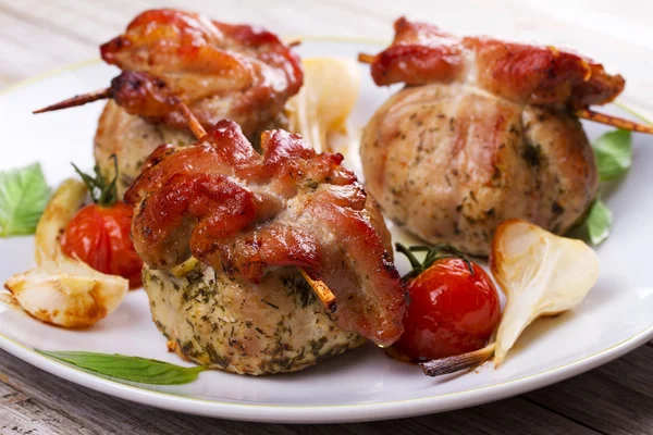 Varkensvlees rollen met cherry tomaten en knoflook — Stockfoto