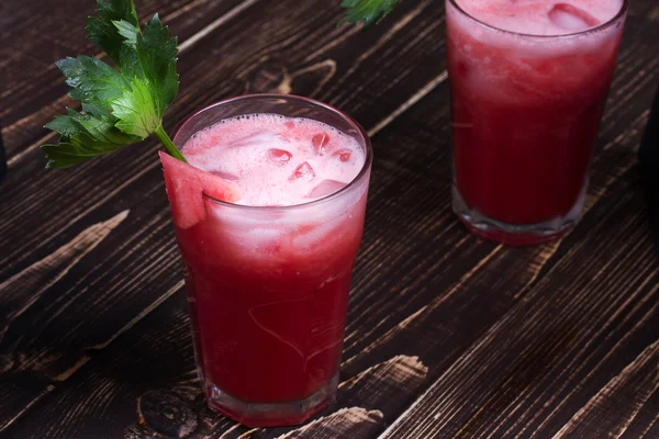 Vattenmelon bloody mary cocktails serveras med selleri — Stockfoto