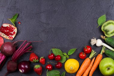 Havuç, kırmızı pancar, salatalık, limon, nar, kivi, elma, domates, kiraz, çilek, kırmızı soğan, fesleğen ve nane. Yukarıdan görünüm, en iyi stüdyo shot sebze ve meyve