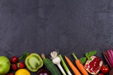 Havuç, kırmızı pancar, salatalık, limon, nar, kivi, elma, domates, kiraz, çilek, kırmızı soğan, fesleğen ve nane. Yukarıdan görünüm, en iyi stüdyo shot sebze ve meyve