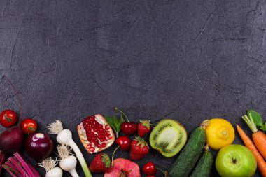 Havuç, kırmızı pancar, salatalık, limon, nar, kivi, elma, domates, kiraz, çilek, kırmızı soğan, fesleğen ve nane. Yukarıdan görünüm, en iyi stüdyo shot sebze ve meyve