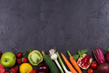 Havuç, kırmızı pancar, salatalık, limon, nar, kivi, elma, domates, kiraz, çilek, kırmızı soğan, fesleğen ve nane. Yukarıdan görünüm, en iyi stüdyo shot sebze ve meyve
