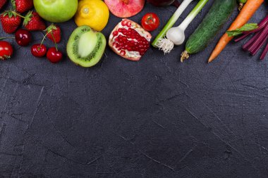 Havuç, kırmızı pancar, salatalık, limon, nar, kivi, elma, domates, kiraz, çilek, kırmızı soğan, fesleğen ve nane. Yukarıdan görünüm, en iyi stüdyo shot sebze ve meyve