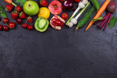 Havuç, kırmızı pancar, salatalık, limon, nar, kivi, elma, domates, kiraz, çilek, kırmızı soğan, fesleğen ve nane. Yukarıdan görünüm, en iyi stüdyo shot sebze ve meyve