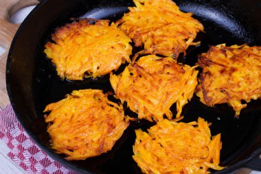 Mavi tabak yoğurt soslu havuç kek