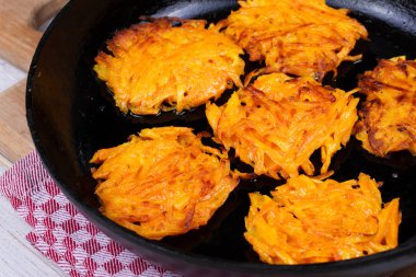 Mavi tabak yoğurt soslu havuç kek