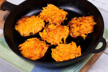 Mavi tabak yoğurt soslu havuç kek